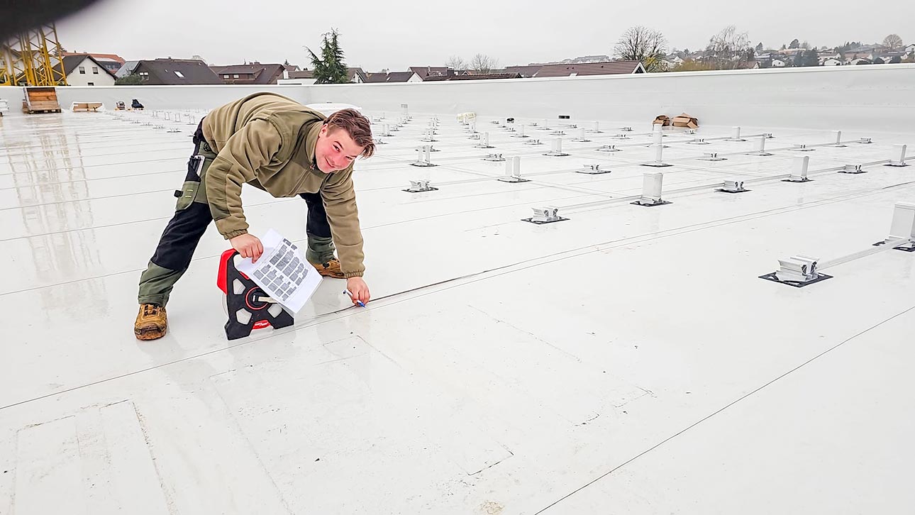 PV-Anlage - Montage der Ost/West Unterkonstruktion für die Solarmodule bei Fa. Claas