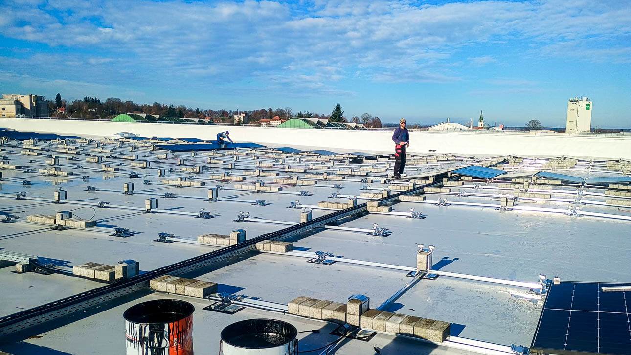 PV-Anlage - Montage der Solarmodule bei Fa. Claas in Bad Saulgau